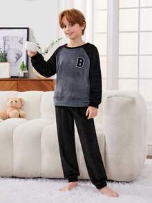 SHEIN بيجامة مكونة من بلوزة سويت شيرت سميكة بألوان متباينة مع بنطلون أحادي اللون للأولاد المراهقين - الأسود - مشاهدة 5