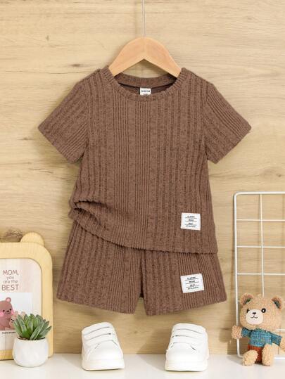 SHEIN 2 件/套男嬰純色/條紋白色 T 恤和短褲,附字母貼片細節