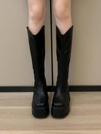 秋冬女款时尚黑色皮靴，后拉链，防水台，粗跟，厚底，及膝，适合日常穿着搭配，适合骑行，裙摆紧身靴