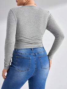 SHEIN Privé 大碼交疊領前打結短款T恤 - 淺灰色 - 查看 2