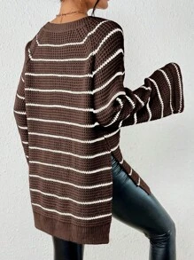 Chiquease Áo len chui đầu tay raglan họa tiết sọc, xẻ tà, thích hợp cho mùa thu đông. - Cà phê nâu - Xem 2