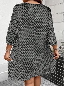 SHEIN Clasi Talla grande Vestido túnico con estampado de manga enrollada con botón - Negro - Ver 2