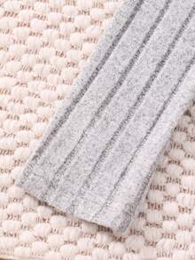 SHEIN Niña preadolescente Top con botones en la parte delantera, pantalones acampanados y top tipo camisola - Gris Claro - Ver 5