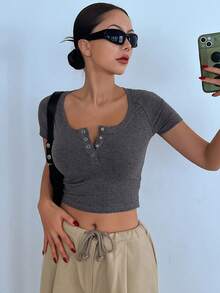 DAZY 半排扣短款T恤 - 深灰色 - 查看 7