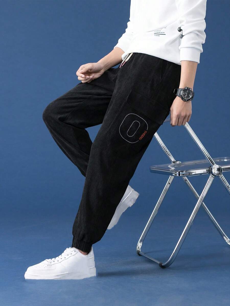 Uomo Pantaloni con ricamo lettera con coulisse a vita di velluto a coste - nero - Visualizzare 1