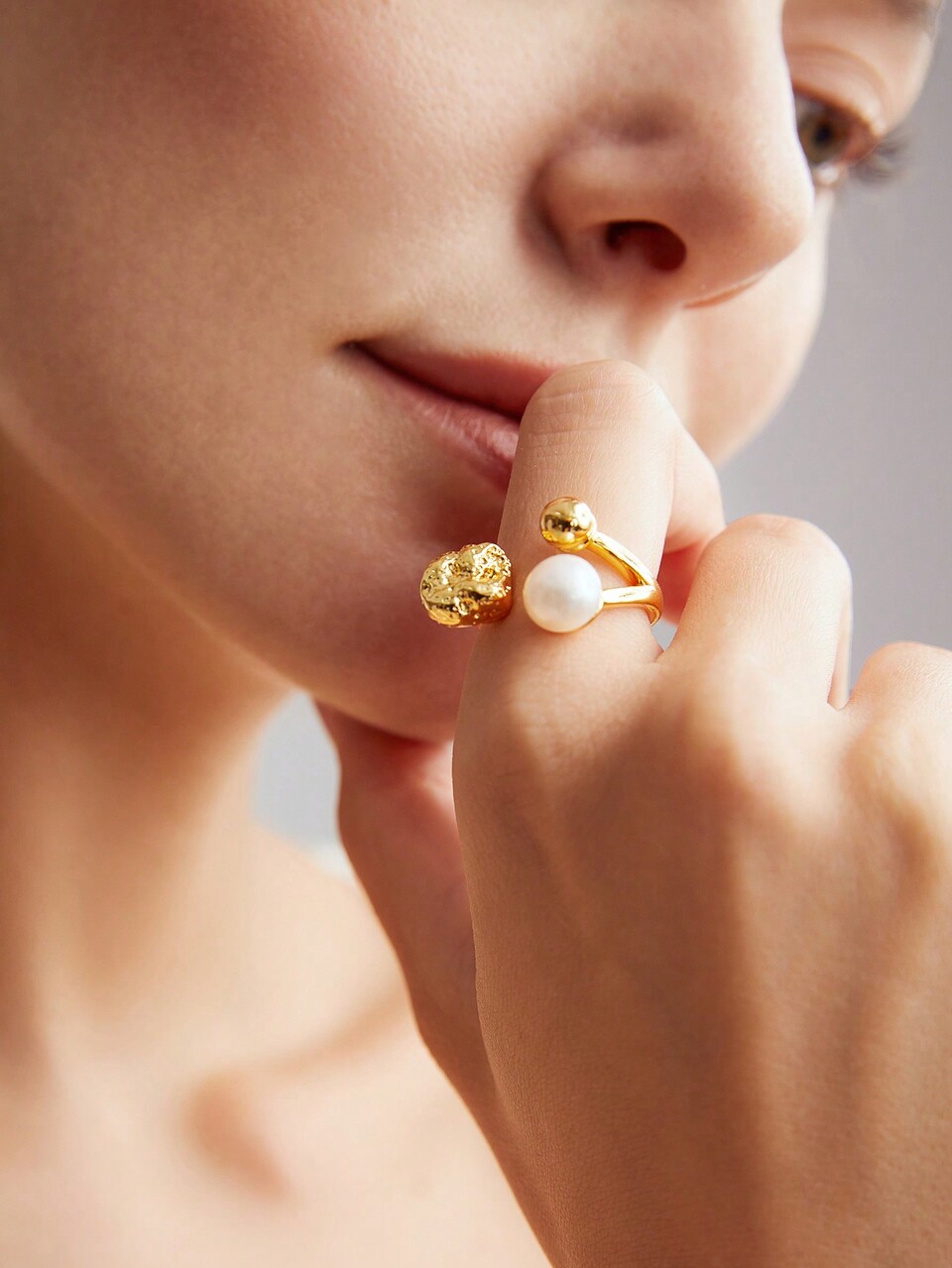 MOTF TEXTURED GOLDTONE PEARL RING