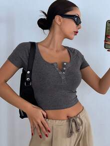 DAZY 半排扣短款T恤 - 深灰色 - 查看 5