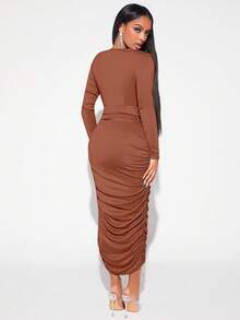 SHEIN SXY Vestido ajustado con escote pronunciado y parte delantera fruncida - Café integral - Ver 2