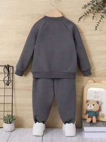 SHEIN 男嬰字母貼布插肩袖飛行員夾克和運動褲不帶T恤 - 深灰色 - 查看 5