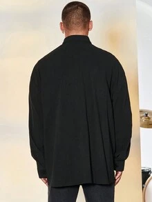 Manfinity EMRG 男士寬鬆純色鈕扣前襯衫 - 黑色 - 查看 2