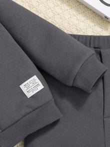 SHEIN 男嬰字母貼布插肩袖飛行員夾克和運動褲不帶T恤 - 深灰色 - 查看 7