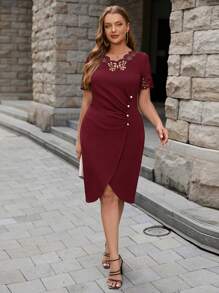 SHEIN Clasi 大碼鏤空褶邊圍裹連衣裙 - 酒紅色 - 查看 3