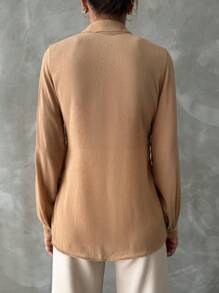 EURMUSE 素色繫帶領燈籠袖襯衫 - 棕色 - 查看 2