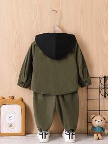 男嬰翻蓋口袋連帽襯衫和褲子不帶T恤