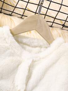 SHEIN 女小童字母圖案吊帶洋裝&毛茸茸外套 - 黑與白 - 查看 4