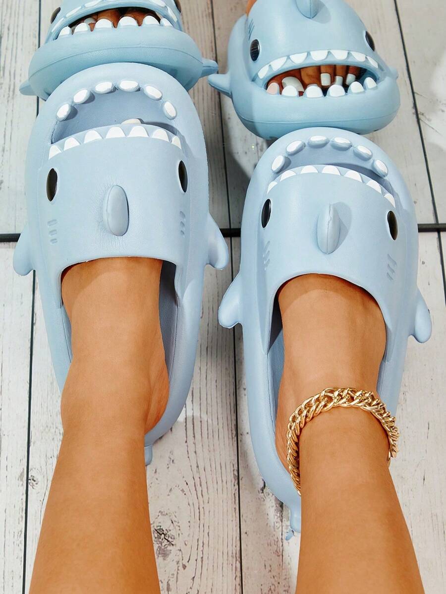流行鯊魚造型塑料拖鞋，柔軟舒適可內外穿，情侶款可愛俏皮鯊魚拖鞋
