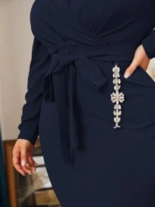 Modelyn 大碼水鑽細節下擺開叉繫腰帶洋裝 - 藏蓝色 - 查看 3