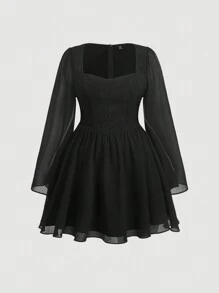 SHEIN MOD 大碼雞心領口喇叭袖洋裝 - 黑色 - 查看 1