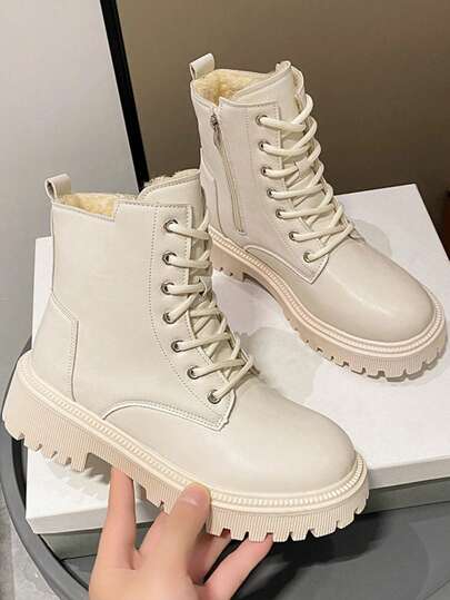 Bottes de combat pour femmes style campus chaud doublé, avec fermeture éclair latérale et dentelle à l'avant. Bottes de moto confortables doublées de fausse fourrure. Convient avec des sweats à capuche, tenues d'automne/hiver et la Saint-Valentin. Talon moyen.