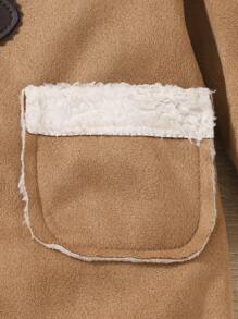 Płaszcz z kapturem i klamrą dla chłopca z litego rogu