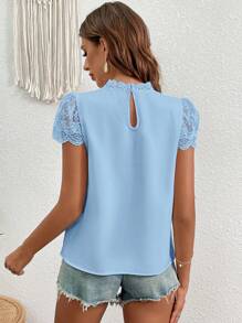 SHEIN Clasi 撞色蕾絲鑰匙孔領口褶皺細節襯衫 - 淺藍色 - 查看 3