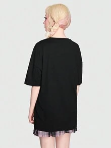 ROMWE Anime 人像圖案落肩T恤 - 黑色 - 查看 5