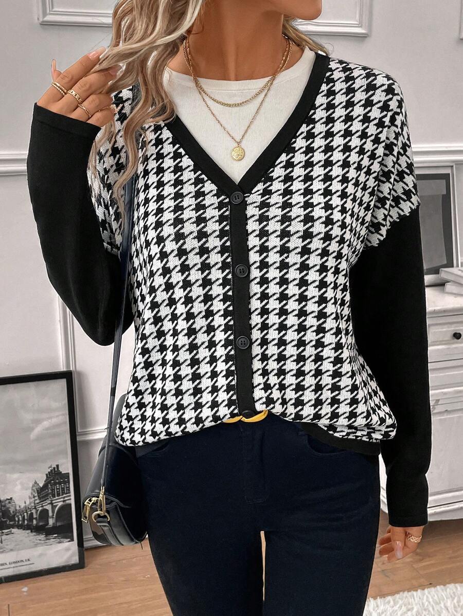 SHEIN Clasi Đồ họa Houndstooth Thả vai Chi tiết Nút Áo len - Đen và trắng - Xem 1