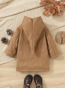 Płaszcz z kapturem i klamrą dla chłopca z litego rogu