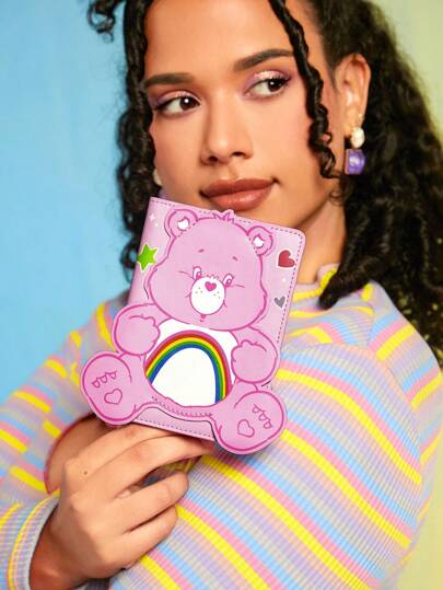 SHEIN X Care Bears Estuche para pasaporte pequeño y lindo de PVC rosa con estampado de dibujos animados, cartera de viaje antifuga, Cheer Bear, regalos