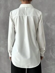 RueChic Camisa unicolor con botón delantero - Blanco - Ver 2