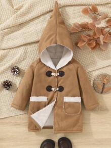 Płaszcz z kapturem i klamrą dla chłopca z litego rogu