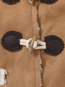 Płaszcz z kapturem i klamrą dla chłopca z litego rogu