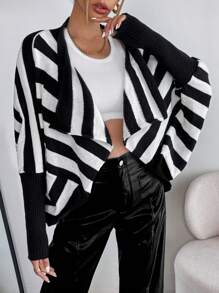 SHEIN Essnce 條紋圖案蝙蝠袖大翻領不對稱下擺斗篷開衫 - 黑與白 - 查看 3