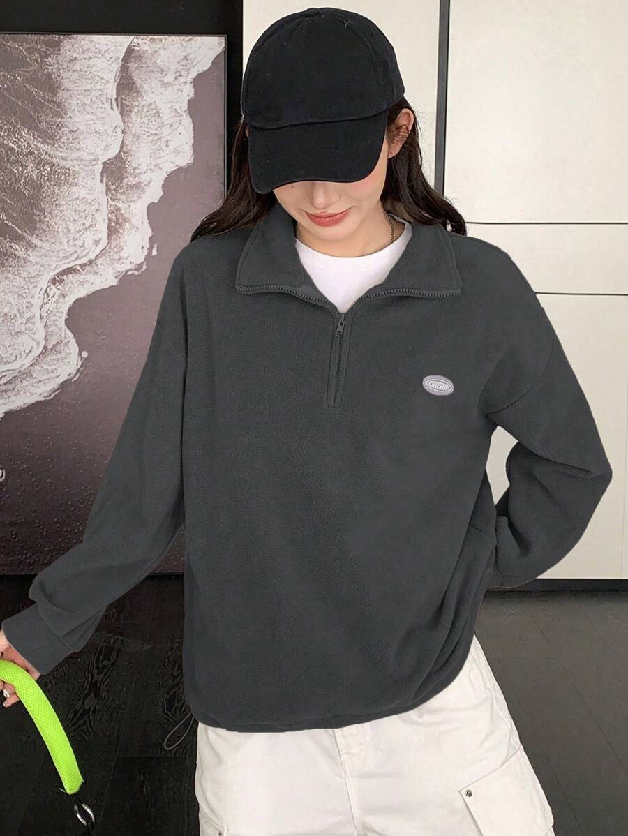 DAZY 字母贴片细节落肩羊毛衫(不含 T 恤)秋季女装 - 深灰色 - 查看 1