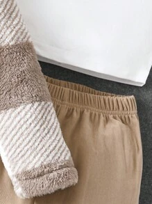 SHEIN بنات بطباعة مربع النقش جاموس قبعة معطف مطر & بنطلون بساق واسع