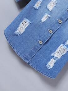 年輕女孩波西米亞休閒中藍色破洞毀損加工中長款牛仔襯衫外套，女孩日常時尚裝扮 - 中等水洗藍 - 查看 5