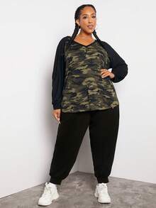 SHEIN CURVE+ Talla grande Camiseta con estampado de camuflaje de manga raglán