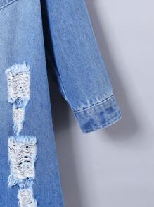 年輕女孩波西米亞休閒中藍色破洞毀損加工中長款牛仔襯衫外套，女孩日常時尚裝扮 - 中等水洗藍 - 查看 7