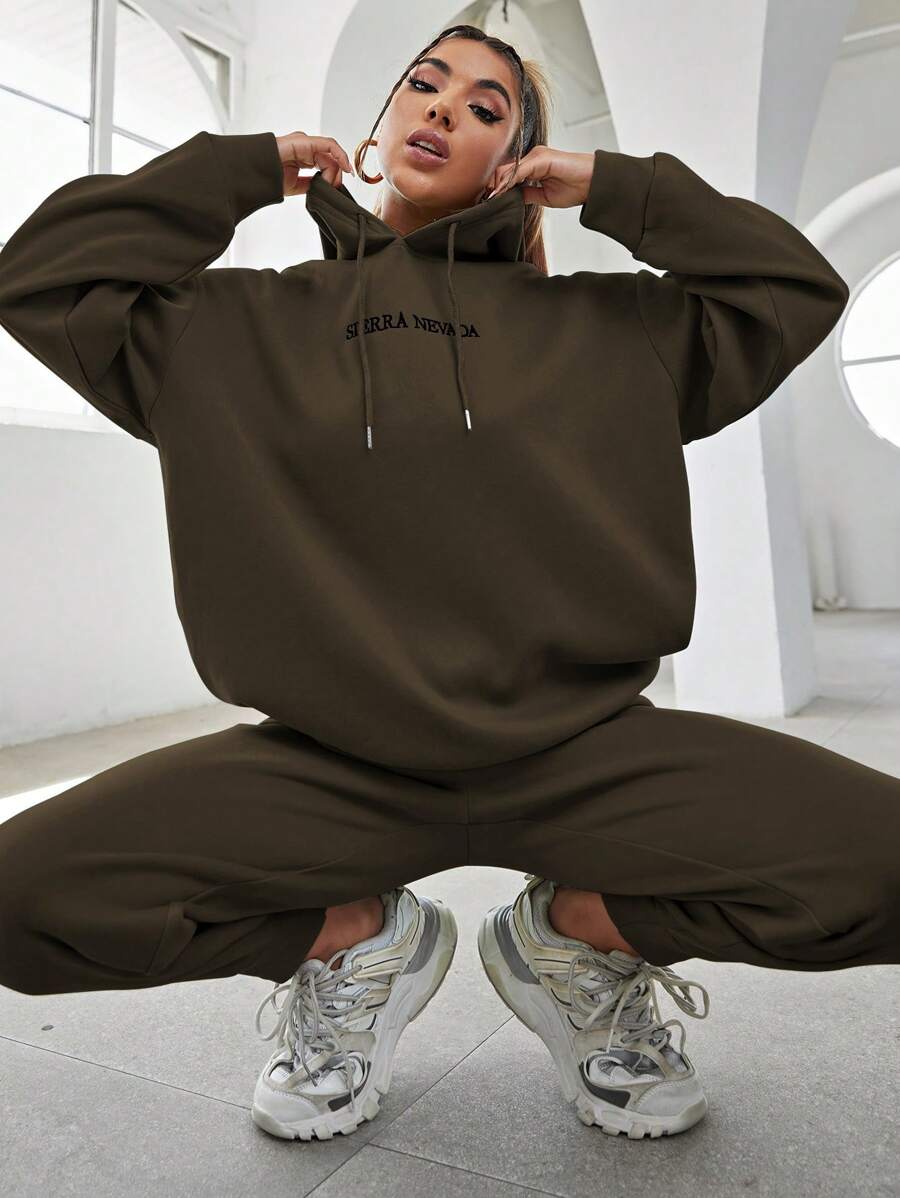 Cloudara Sudadera con capucha y pantalones deportivos con bordado de letras y hombros caídos - Verde militar - Ver 1