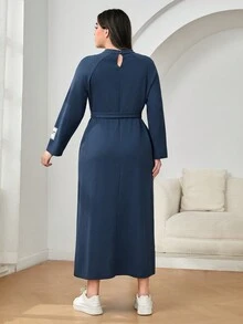 Mulvari 大碼棉字母貼布小高領繫腰帶洋裝 - 藍色 - 查看 2