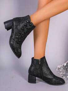 女性時尚黑色粗跟高跟大尺寸短靴適用於秋天和冬天,帶扣飾裝飾細部,半圓腳趾