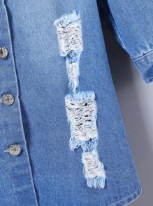 年輕女孩波西米亞休閒中藍色破洞毀損加工中長款牛仔襯衫外套，女孩日常時尚裝扮 - 中等水洗藍 - 查看 8