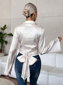 SHEIN Privé 豹紋提花喇叭袖繫帶緞面襯衫 - 杏色 - 查看 3