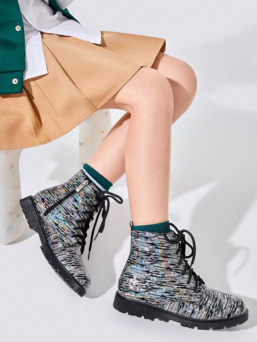 时尚温暖的街头风格短靴，适合女孩，配有多种颜色装饰、平跟和保暖内衬 - 彩色 - 查看 1