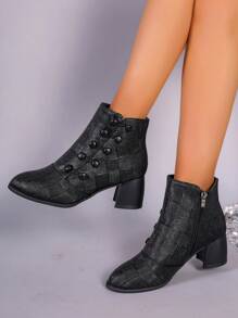 女性時尚黑色粗跟高跟大尺寸短靴適用於秋天和冬天,帶扣飾裝飾細部,半圓腳趾