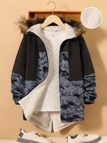 SHEIN Chico preadolescente Abrigo con capucha con estampado de camuflaje con cremallera ribete lanudo - Multicolor - Ver 1