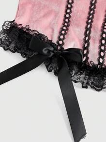 ROMWE Goth Top de terciopelo con camisa interior de contraste con volantes de encaje, camisetas gráficas escolares para mujer