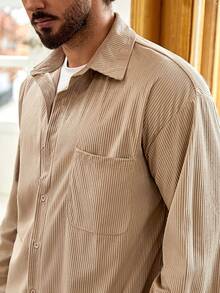 Manfinity Homme 寬鬆的男士口袋拼接襯衫和短褲套裝（t恤不包括） - 卡其色 - 查看 4