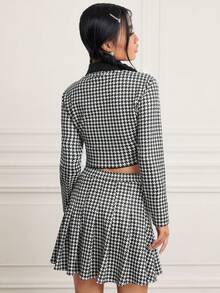 SHEIN MOD 千鳥格紋 Polo 領短版 T 恤和百褶裙 - 黑與白 - 查看 2