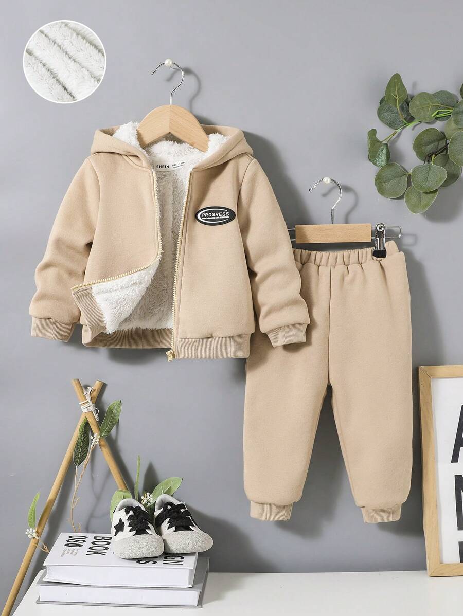 SHEIN 男嬰字母貼布加絨內裏拉鏈開襟連帽保暖夾克和運動褲 - 米色 - 查看 1